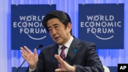 PM Jepang Shinzo Abe saat berbicara dalam Forum Ekonomi Dunia di Davos, Switss (22/1).