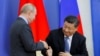 Presiden China Xi Jinping dan Presiden Rusia Vladimir Putin berjabat tangan di St. Petersburg, Rusia, 6 Juni 2019. (Foto: Dmitri Lovetsky via REUTERS)