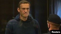 Російський суд покарав 44-річного Олексія Навального трьома з половиною роками ув’язнення за порушення попереднього умовного вироку