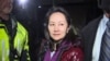 ARSIP – Kepala Keuangan Perusahaan Teknologi, Huawei, Meng Wanzhou, tampak meninggalkan kantor panitera pengadilan setelah sidang dengar untuk pembebasan atas jaminan di Pengadilan Tinggi British Columbia, Vancouver, British Columbia, 11 Desember 2018 (foto: CTV via AFP)