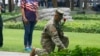 Pripadnik američke vojske odaje počast žrtvama terorističkog napada u Njujorku (Foto: KENA BETANCUR / AFP)