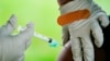 Seorang petugas kesehatan tampak memberikan suntikan vaksin COVID-19 Pfizer pada salah seorang warga di sebuah klinik vaksin di Reading Area Community College, Pennsylvania, pada 14 September 2021. (Foto: AP/Matt Rourke)