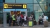 Penumpang mengenakan masker saat antre untuk check-in di Bandara Internasional Jorge Chávez, Callao, Peru, di tengah pandemi Covid-19, Rabu, 15 Juli 2020.