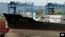 Kapal Chong Chon Gang berbendera Korea Utara berlabuh di terminal peti kemas internasional Manzanillo di pantai Colon City, Panama. (AP/Arnulfo Franco)