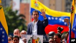 Juan Guaido (nan mitan) ki deklare tèt li Prezidan Pwovizwa Venezuela.