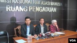 Komnas HAM melakukan jumpa pers tentang persekusi di kantornya di Jakarta Senin (6/6). Ketua Komnas HAM Nur Kholis (tengah) dan Roichatul Aswidah, Koordinator Subkomisi Pendidikan dan Penyuluhan Komnas HAM (kanan). (Foto: VOA/Fathiyah)