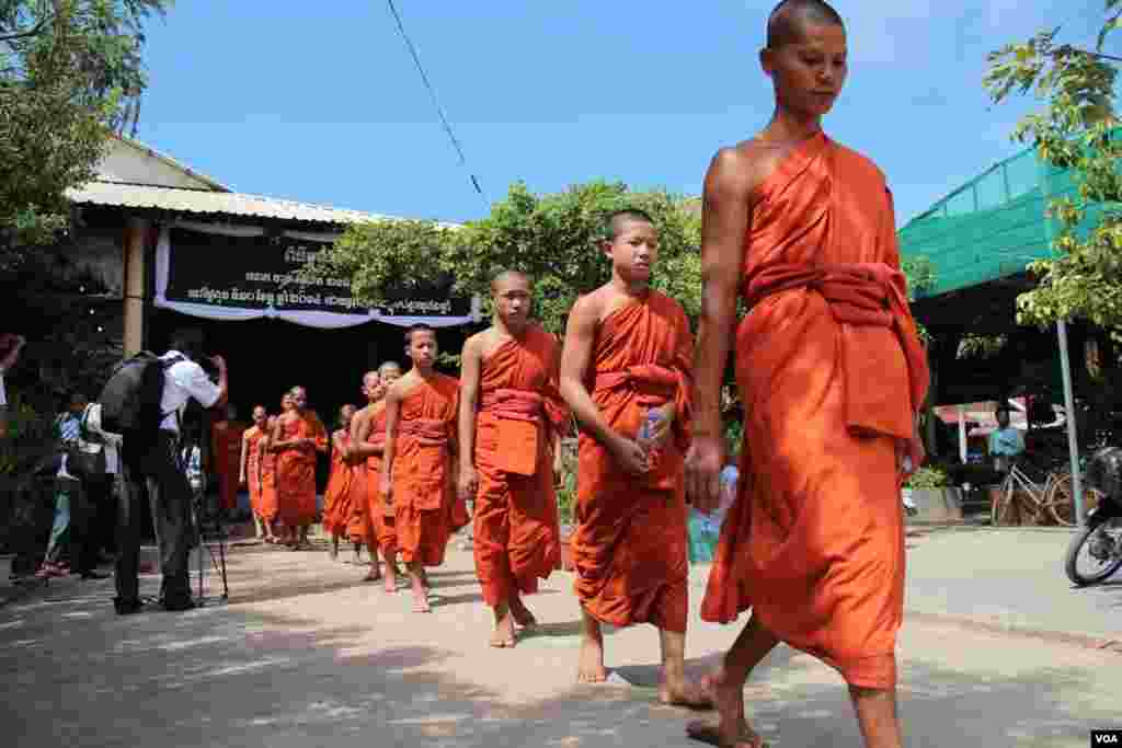 The monks are leaving the funeral service of Chan Soveth funeral​​ at the Koul Ta Tung pagoda, on the outskirts of Phnom Penh, Cambodia,December​ 11, 2014. (Nov Povleakhena/VOA Khmer)