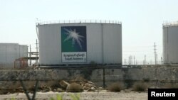 Tangki-tangki minyak di kantor pusat Saudi Aramco di kota Damam 2007. (Foto:Dok)