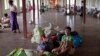 ဒုက္ခသည်တွေကို ဘေးလွတ်ရာ ဓမ္မာရုံတွေမှာ ယာယီနေရာချထားစဉ် (၁၄ မေ ၂၀၁၃)