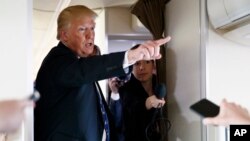 Presiden Amerika Serikat Donald Trump memberikan keterangan kepada reporter di pesawat Kepresidenan AS, Air Force One, 5 April 2018. (Foto: dok)