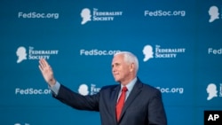 Mantan Wakil Presiden AS Mike Pence tiba di sebuah acara di Washington, pada 25 April 2023. (Foto: AP/Alex Brandon)