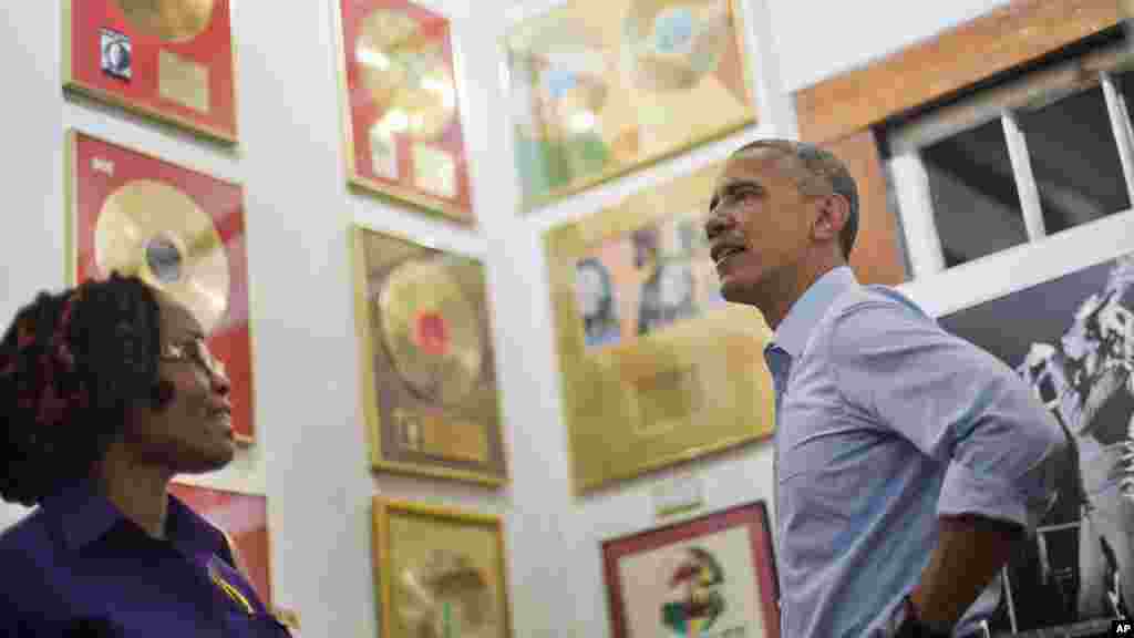 Shugaba Barack Obama ya ziyarci gidan &#39;Bob Marley&#39; a Jamaica, Afrilu 8, 2015.
