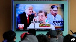 Para pengunjung stasiun kereta Seoul di Korea Selatan menyaksikan penayangan berita yang menampilkan gambar pemimpin Korea Utara Kim Jong-un (kanan), Presiden Korea Selatan, Moon Jae-in (tengah) dan Presiden AS Donald Trump, 7 Maret 2018. (Foto: dok). 