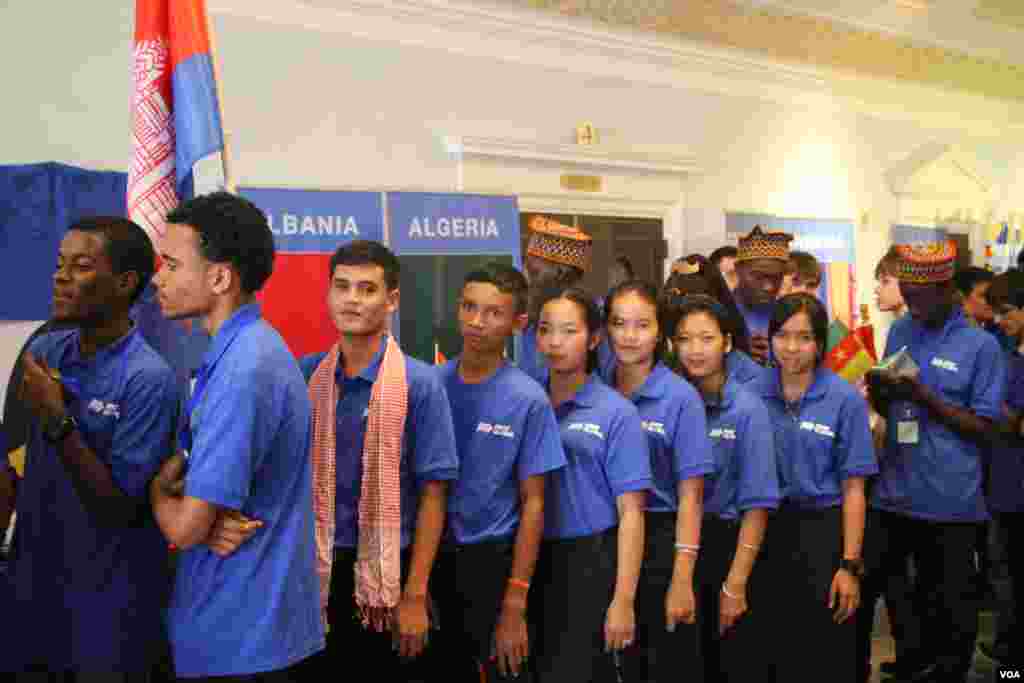 Cambodian youth robotics team queue before the opening of the First Global Challenge robotics competition in Washington, DC, July 16, 2017. (Sophat Soeung/VOA Khmer)