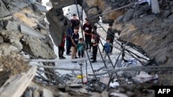 Warga Palestina memeriksa kerusakan pasca pemboman Israel di Rafah di Jalur Gaza selatan pada 3 Mei 2024, di tengah konflik yang sedang berlangsung antara Israel dan Hamas. (Foto: AFP)