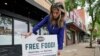 Coleen Piteo, direktur pemasaran dari restoran Yours Truly di Chagrin, Ohio, AS, memasang papan pengumuman lowongan pekerjaan untuk restorannya pada 3 Juni 2021. (Foto: AP/Tony Dejak)