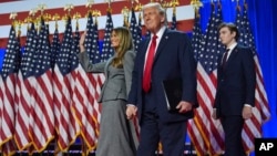 Arhiva - Kandidat Republikanse stranke, bivši predsednik Donald Tramp, u pratnji supruge Melanije Tramp i sina Benona Trampa, stuže kako bi govorio tokom izborne noći u Vest Palm Biču, Florida, 6. novembra 2024.
