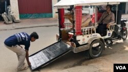 “Mobilituk,” a tuk tuk designed by Agiel Development Group to assist disabled person on their travel in Phnom Penh on December 21, 2016. (Hean Socheata/ VOA Khmer)
