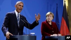 Presiden AS Barack Obama dan Kanselir Jerman Angela Merkel memberikan konferensi pers bersama di Berlin, Jerman, Kamis (17/11).