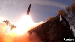 Peluncuran rudal terlihat di lokasi yang dirahasiakan di Korea Utara, pada 10 Oktober 2022. (Foto: KCNA via Reuters).