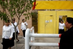 Para perempuan etnik Uighur meninggalkan pusat pembelajaran politik di Kashgar, wilayah Otonomi Xinjiang Uighur di China, 6 September 2018.
