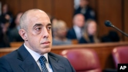 Емил Боув, тогаш адвокат на американскиот претседател Доналд Трамп, а сега вршител на должноста заменик јавен обвинител, седи во кривичниот суд на Менхетен за време на пресудата на Трамп во случајот за премолчување на пари во Њујорк на 10 јануари 2025 година.