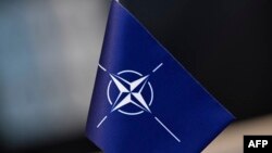 Bendera NATO terlihat selama pertemuan Menteri Pertahanan Dewan NATO-Ukraina di markas besar NATO di Brussels, 15 Februari 2024. (Foto: AFP)
