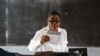 L'actuelle Première ministre et ancienne maire de Libreville, Rose christiane Ossouka Raponda, dans un bureau de vote lors des élections locales, le 6 octobre 2018.