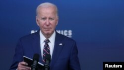 Presiden AS Joe Biden mendengar pertanyaan dari reporter dalam konferensi pers di Gedung Putih, Washington, pada 23 Oktober 2023. (Foto: Reuters/Leah Millis)