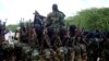 Para anggota kelompok ekstremis al-Shabab menggelar latihan militer di wilayah utara Mogadishu, Somalia, pada 5 September 2010. Mantan pentolan kelompok tersebut Mukhtar Robow Ali kini mendekam sebagai tahanan rumah di Somalia. (Foto: AP/Farah Abdi Warsameh)