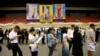 Warga berbaris untuk menyalurkan hak pilih mereka dalam pemilu di salah satu TPS di Bangkok, Thailand, 17 Maret 2019. (Foto: dok).