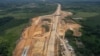 Foto udara lokasi pembangunan jalan tol Balikpapan-Samarinda di distrik Semboja, Kabupaten Kutai Kertanegara, Kalimantan Timur, 28 Agustus 2019. (Foto: Antara)