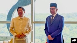 PM Malaysia Anwar Ibrahim (kanan) berdiri di samping Presiden Filipina Ferdinand Marcos Jr., dalam konferensi pers bersama di Putrajaya, Malaysia hari Rabu 26 Juli 2023.