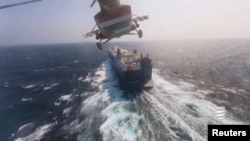 Helikopter militer Houthi terbang di atas kapal kargo Galaxy Leader di Laut Merah dalam foto yang dirilis 20 November 2023 (foto: ilustrasi). 