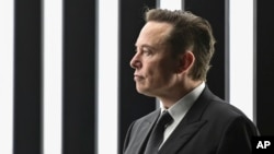 Elon Musk avait jusqu'à vendredi pour conclure l'acquisition du réseau social, faute de quoi un procès aurait eu lieu en novembre.