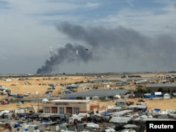 Asap membubung saat serangan darat Israel di Khan Younis di tengah konflik antara Israel dan kelompok Palestina, Hamas, dilihat dari kamp pengungsi di Rafah, bagian selatan Jalur Gaza, 14 Maret 2024. (Foto: Bassam Masoud/Reuters)