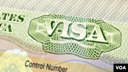 Departemen Keamanan Dalam Negeri AS mengatakan pemerintah berhak mencabut visa kapan pun diperlukan demi kepentingan nasional, menyusul perintah darurat pengadilan federal di New York yang melarang untuk sementara deportasi orang yang tiba di bandara Amerika dengan visa yang sah atau permohonan pengungsi yang telah disetujui. (Foto: ilustrasi).