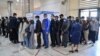Warga Uzbekistan mengantri di sebuah tempat pemungutan suara (TPS) Tashkent, untuk memberikan hak suaranya pada pemilu presiden yang dilaksanakan pada 24 Oktober 24 2021. (Foto: Reuters/Stringer)