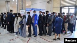 Warga Uzbekistan mengantri di sebuah tempat pemungutan suara (TPS) Tashkent, untuk memberikan hak suaranya pada pemilu presiden yang dilaksanakan pada 24 Oktober 24 2021. (Foto: Reuters/Stringer)