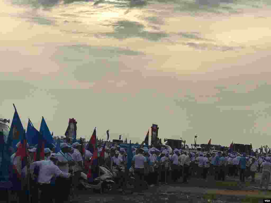 សកម្មភាព​នៃ​ការដង្ហែក្បួន​ឃោសនា​នៅ​ថ្ងៃទី ២៧ ខែកក្កដា ឆ្នាំ២០១៨​របស់​គណបក្ស​ប្រជាជន​កម្ពុជា​នៅ​តាម​ដង​ផ្លូវ​នានា​ក្នុង​ក្រុង​សៀមរាប ខេត្តសៀមរាប។ (ធីតា វីន/VOA)