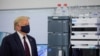 Presiden Donald Trump mengenakan masker saat mengunjungi pabrik farmasi Fujifilm Diosynth Biotechnologies' Innovation Center yang memproduksi komponen kandidat vaksin virus corona, di Morrisville, North Carolina, 27 Juli 2020. (Foto: Reuters)