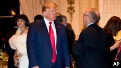 ARHIVA - Predsednik SAD Donald Tramp razgovara sa Alenom Deršovicem tokom Božićne večere u odmaralištu Mar-a-lago. Deršovic je deo Trampovog pravnog tima za suđenje o opozivu u Senatu (Foto: AP)