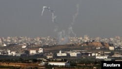 Kepulan asap terlihat menandai serangan roket dari Gaza ke arah Israel (11/11). Dilaporkan sedikitnya 110 roket telah mengenai kota-kota Israel dalam babak terbaru pertempuran Palestina-Israel yang mulai pekan lalu.