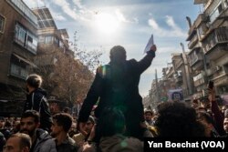 Ցուցարարները դուրս են եկել սիրիական Դամասկոսի կենտրոնի փողոցներ՝ պահանջելու արդարություն նրանց համար, ովքեր զոհվել են Բաշար ալ-Ասադի ռեժիմի օրոք, 13 դեկտեմբերի, 2024թ.