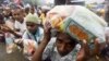 Pengungsi etnis Rohingya, Myanmar antri pembagian bantuan makanan di kamp sementara mereka di Beyeun, Aceh 31 Mei 2015 (foto: dok).