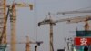 北京一处建筑工地林立的塔吊。（2021年1月13日）