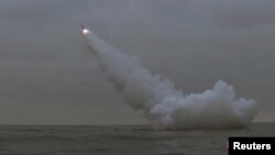 Korea Utara menembakkan rudal dari sebuah kapal selam, menyasar target di bawah laut, di lokasi yang tidak disebutkan pada 12 Maret 2023. (Foto: KCNA via Reuters)