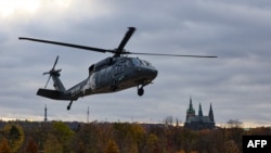 Black Hawk ուղղաթիռը թռչում է Լետնա այգուց 2023 թվականի նոյեմբերի 17-ին Չեխիայի Պրահայում «Նվեր Պուտինին» նախագծի շնորհանդեսից հետո