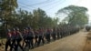 လက်ပံတန်းမြို့တွင်း ရန်ကုန်သွားခွင့်မရတဲ့ ကျောင်းသားတွေ ထိုင်သပိတ်ဆင်နွဲှရာကို ပိတ်ဆို့တားဆီးဖို့ သွားနေတဲ့ ရဲတပ်ဖွဲ့ဝင်များ။ (မတ် ၆၊ ၂၀၁၅)