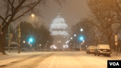 Jalanan di dekat gedung Capitol di Washington DC diselimuti salju hari Jumat malam (22/1) dan diperkirakan lapisan salju bisa setebal 71 sentimeter akhir pekan ini (foto: dok).